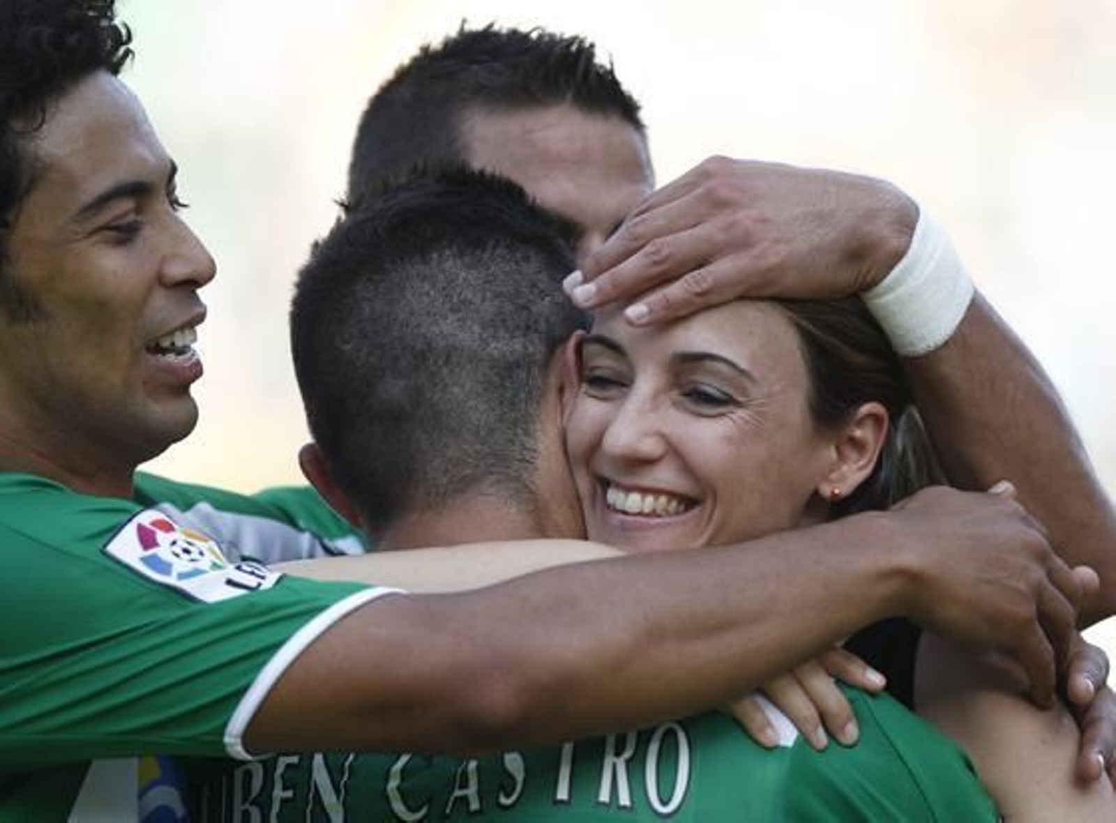 Los jugadores del Betis abrazan a la psicóloga del equipo en la celebración del gol de Rubén Castro. / Antonio Pizarro