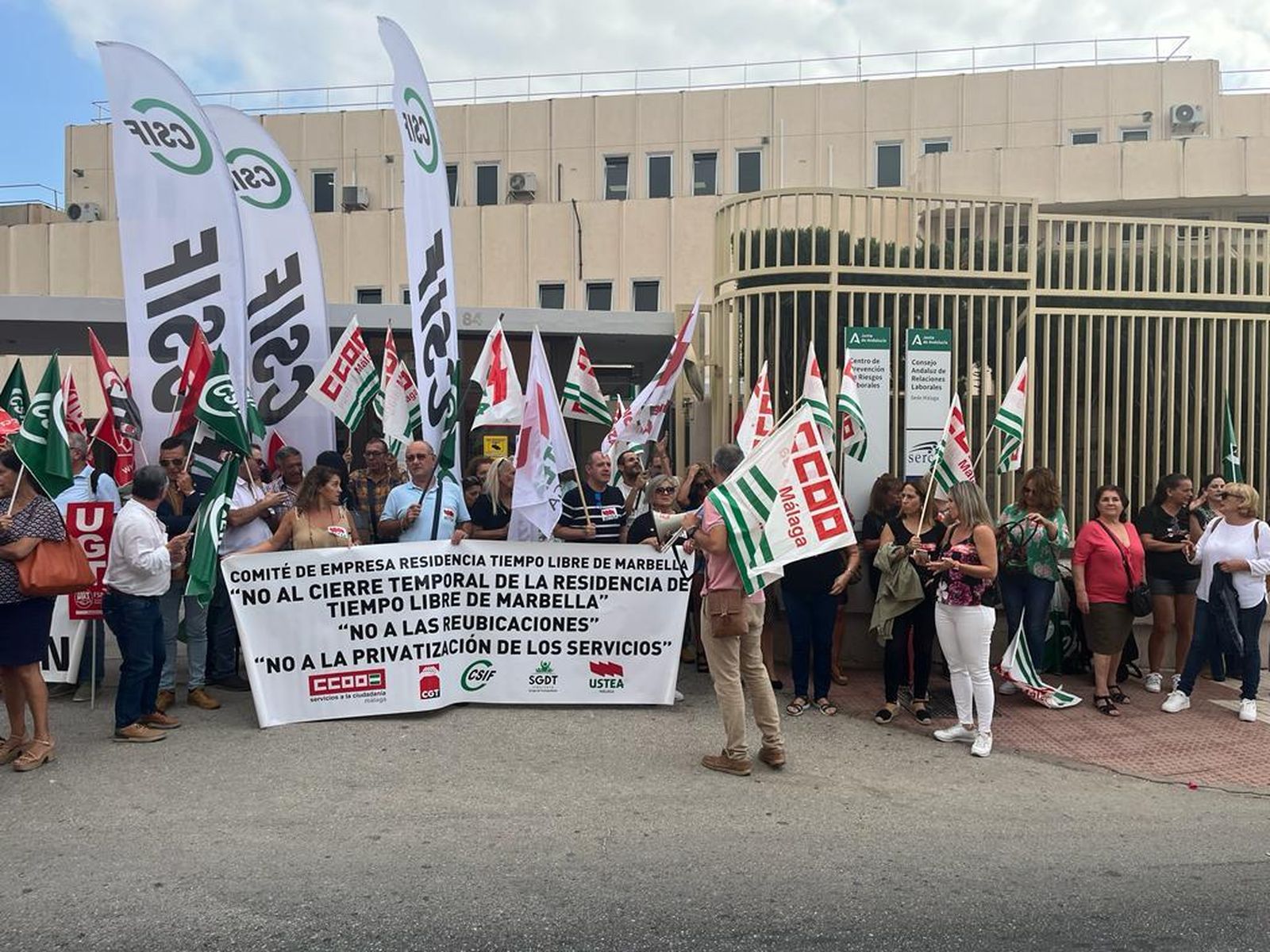 La concentración celebrada hoy en la Delegación Territorial de Empleo.