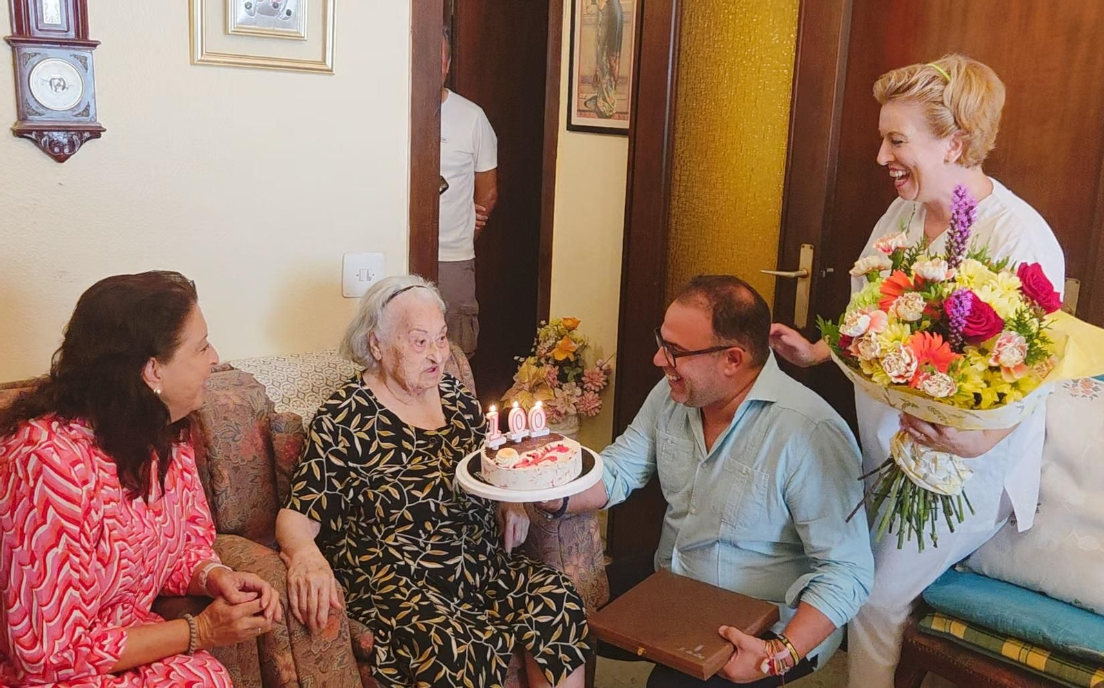 María con la tarta para celebrar su centenario cumpleaños