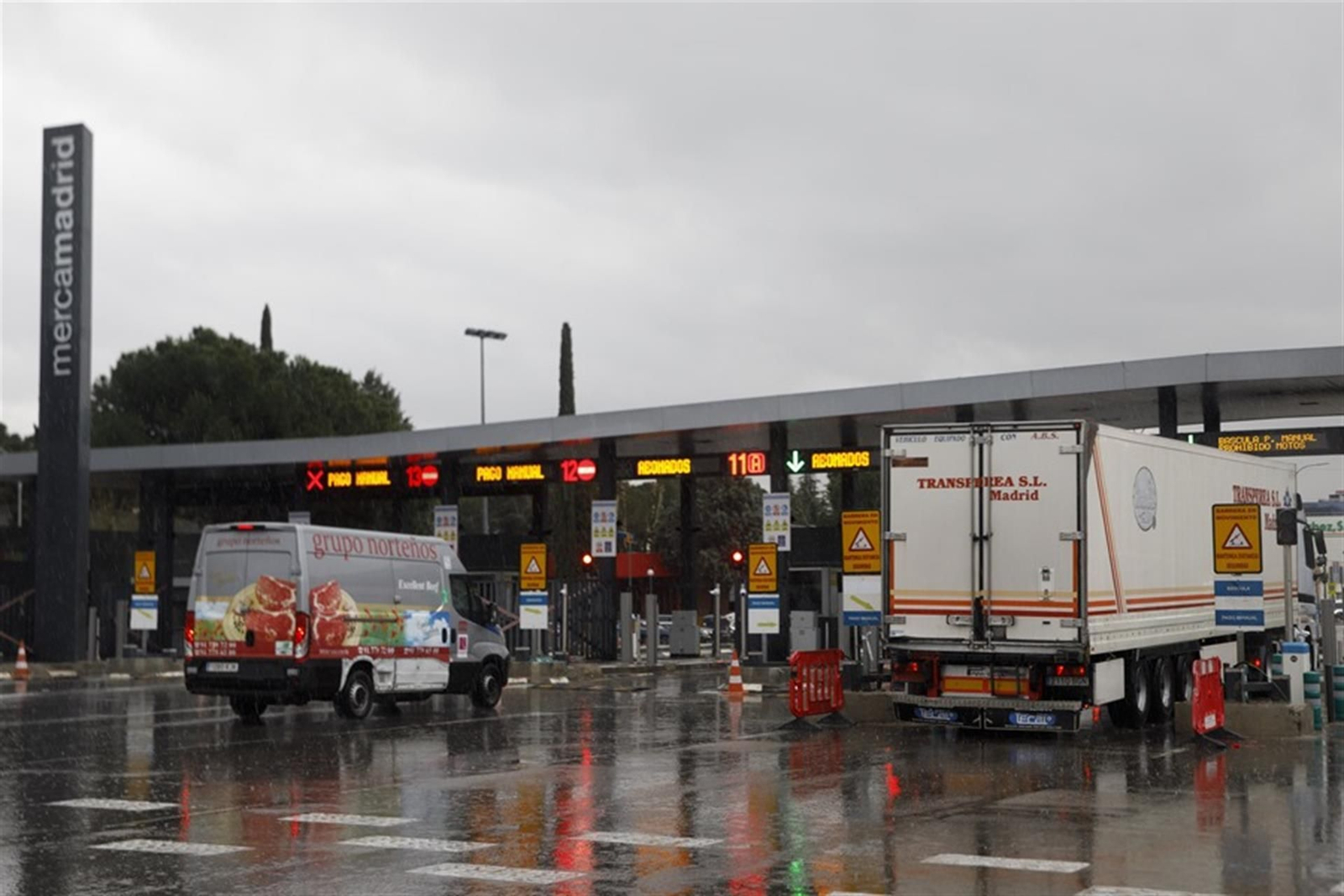 Varios vehículos en la entrada de MercaMadrid en la primera jornada de huelga de transportistas convocada este lunes por la minoritaria Plataforma en Defensa del Sector del Transporte de Mercancías por Carretera Nacional e Internacional.