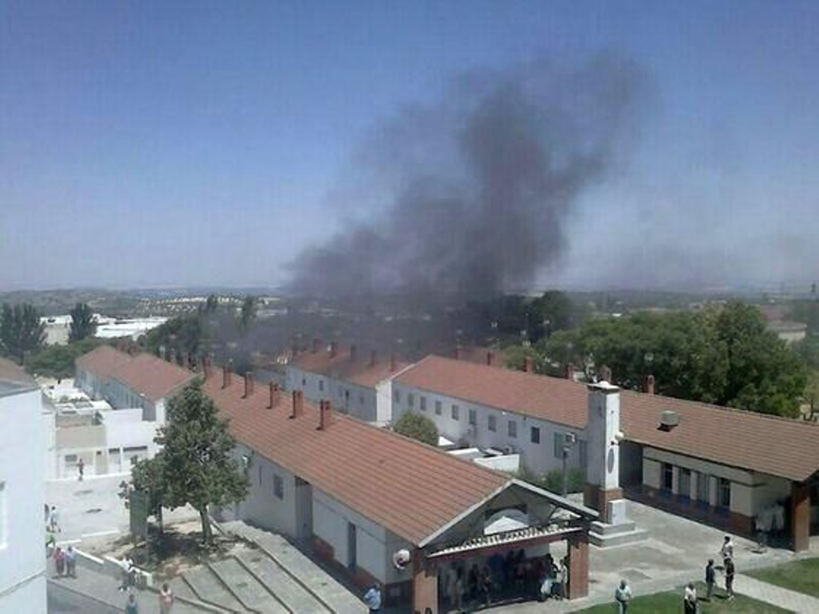 La protesta acaba con el asalto a seis casas y el incendio de dos de ellas. / D.S.