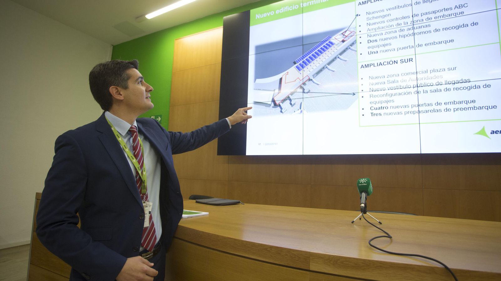 Jesús Caballero explica las obras que se llevarán a cabo.