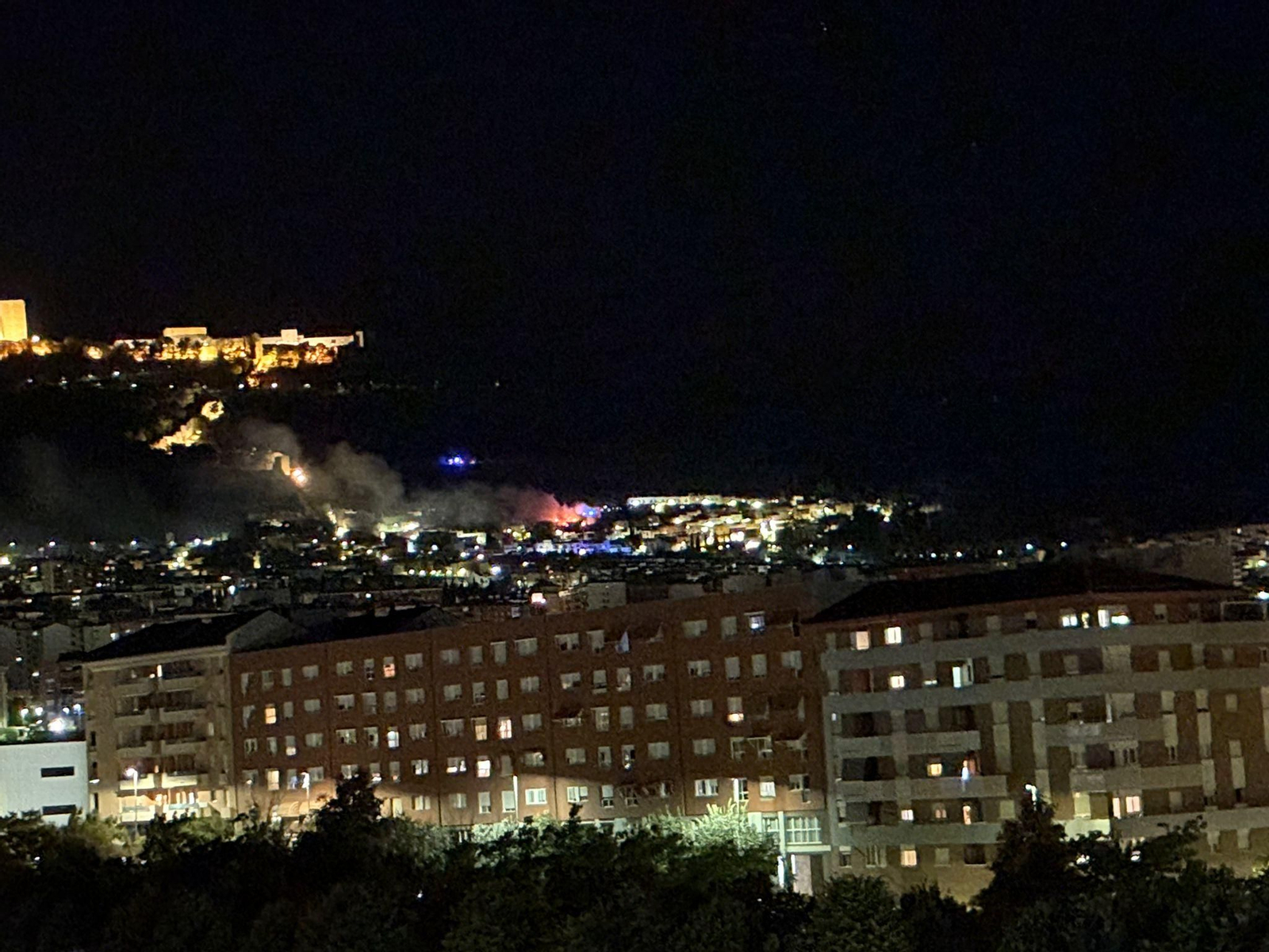 Incendio bajo el Castillo de Santa Catalina de Jaén