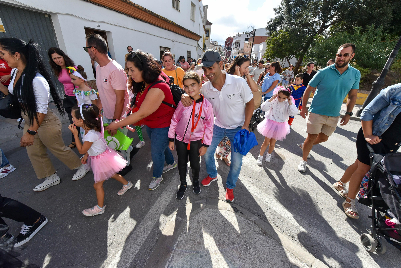 Búscate en las fotos de la cabalgata del Día del Niño en Los Barrios