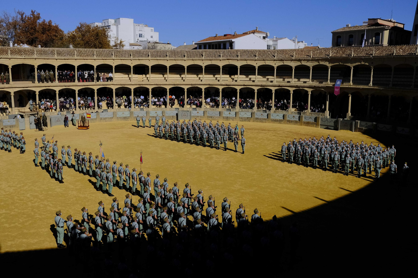 Parada militar en el ruedo de la plaza de toros