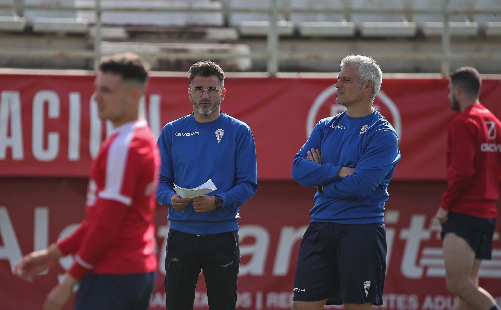 Iván Ania, técnico del Algeciras, sigue de cerca un entrenamiento de su equipo.