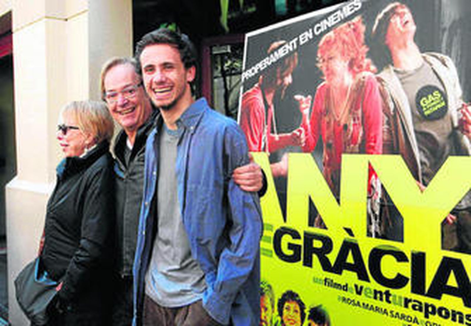 El director ayer junto a Rosa María Sardá y Oriol Pla en la presentación a la prensa de la película.