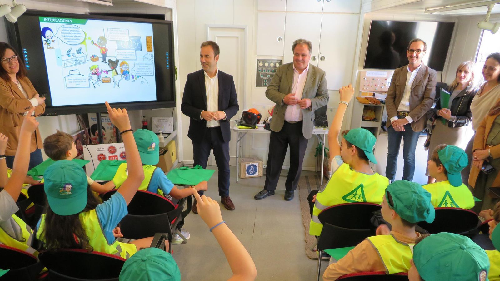 Los delegados Carlos Soriano y Juan Carlos Duarte en su visita al CEIP XII de octubre de Huelva.