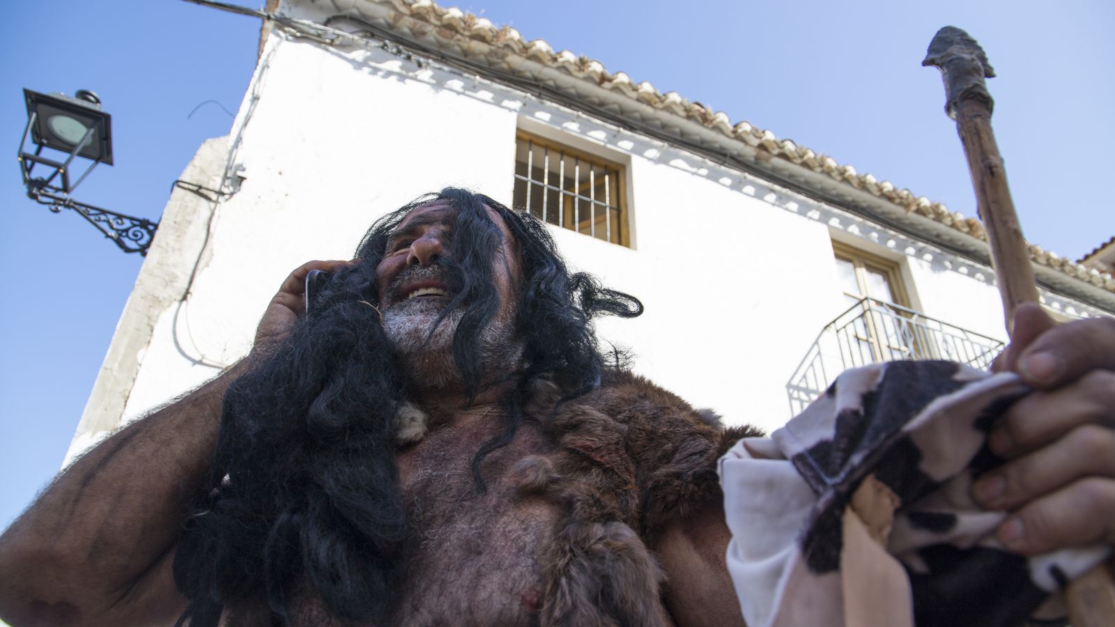 Uno de los participantes de la Fiesta de la Prehistoria atiende el teléfono