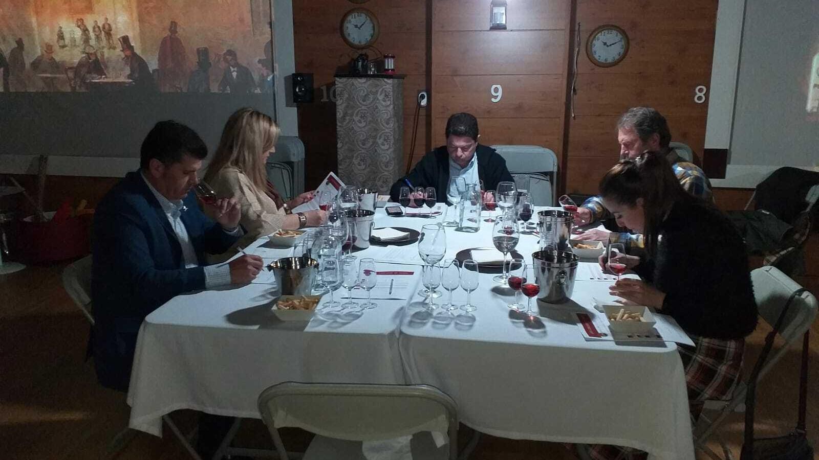 En medio de las degustaciones de los vinos