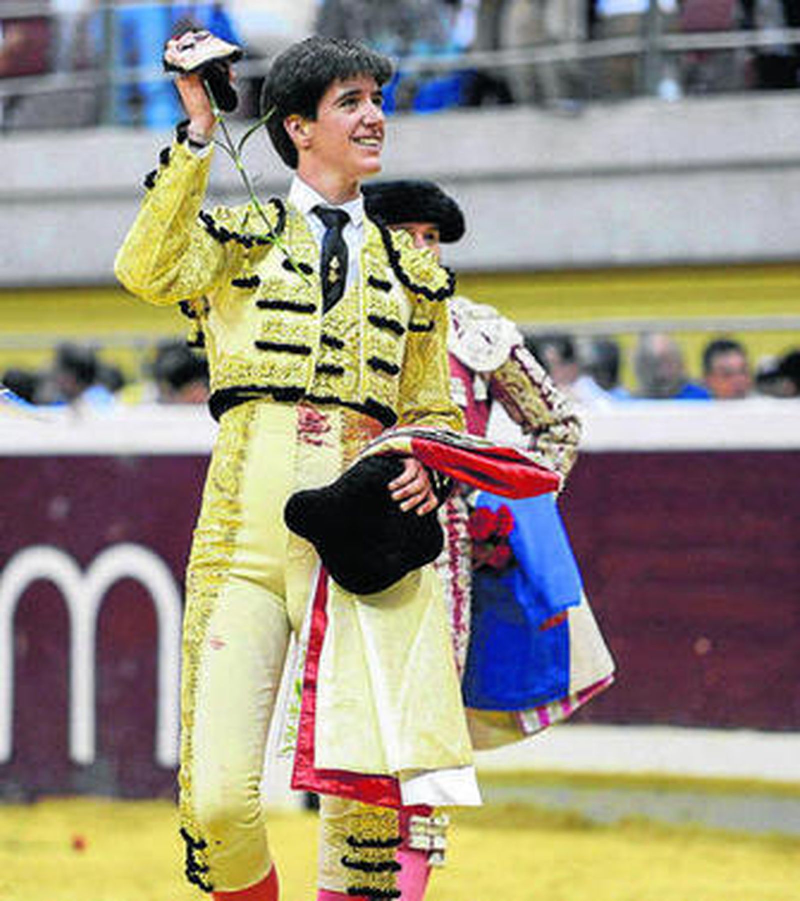 El sevillano Esaú Fernández, con la única oreja del festejo en Logroño.
