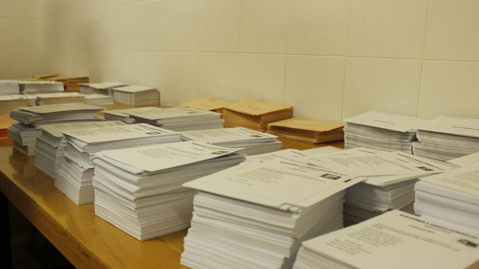 Papeletas sobre una mesa en un colegio electoral.
