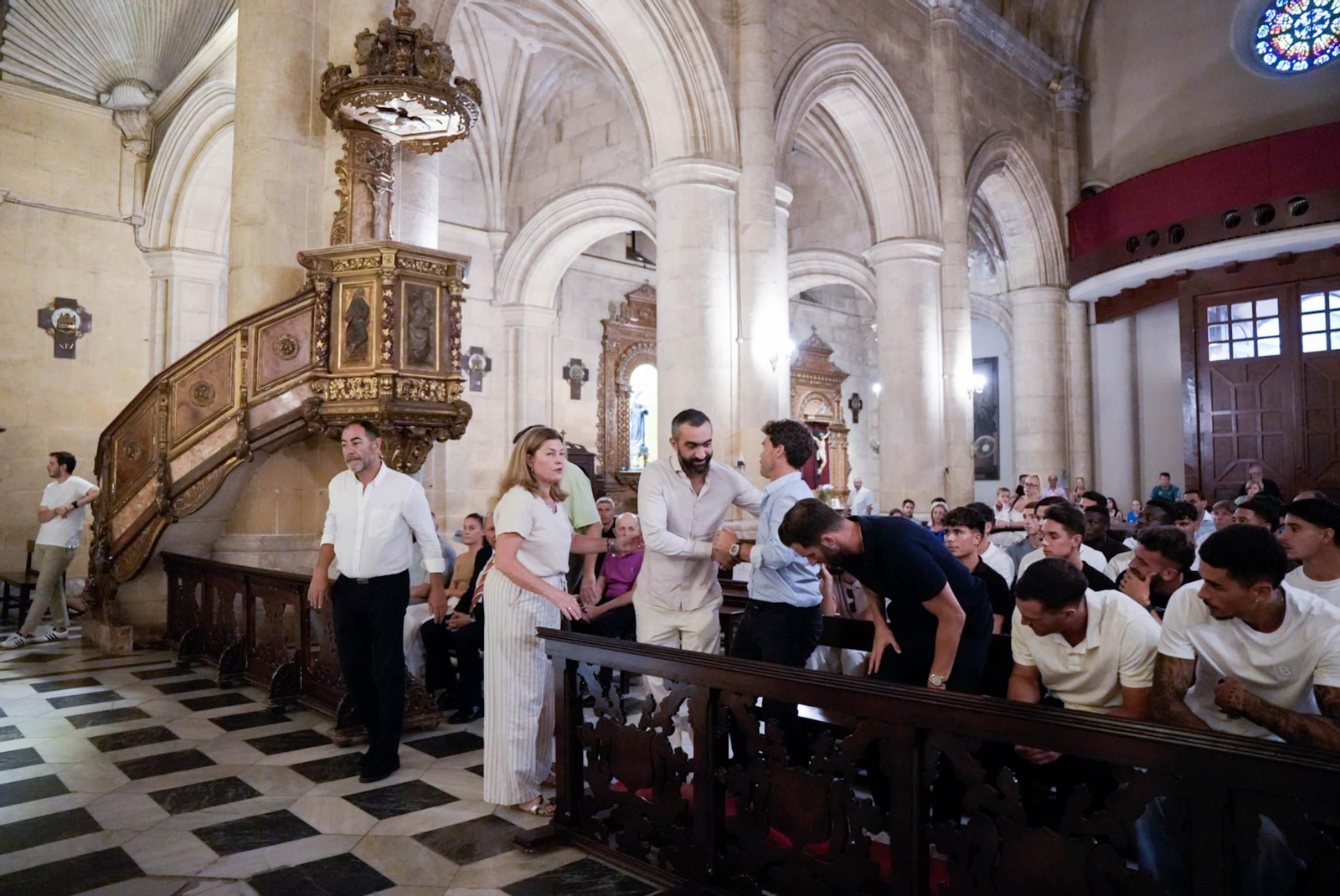 Las imágenes de la ofrenda floral de la UD Almería a la patrona de Almería, la Virgen del Mar