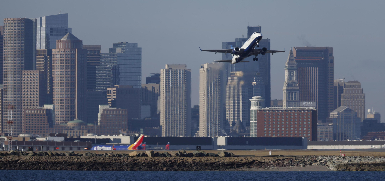 Un avión de la aerolínea JetBlue despega del aeropuerto de Logan, en la ciudad estadounidense de Boston.