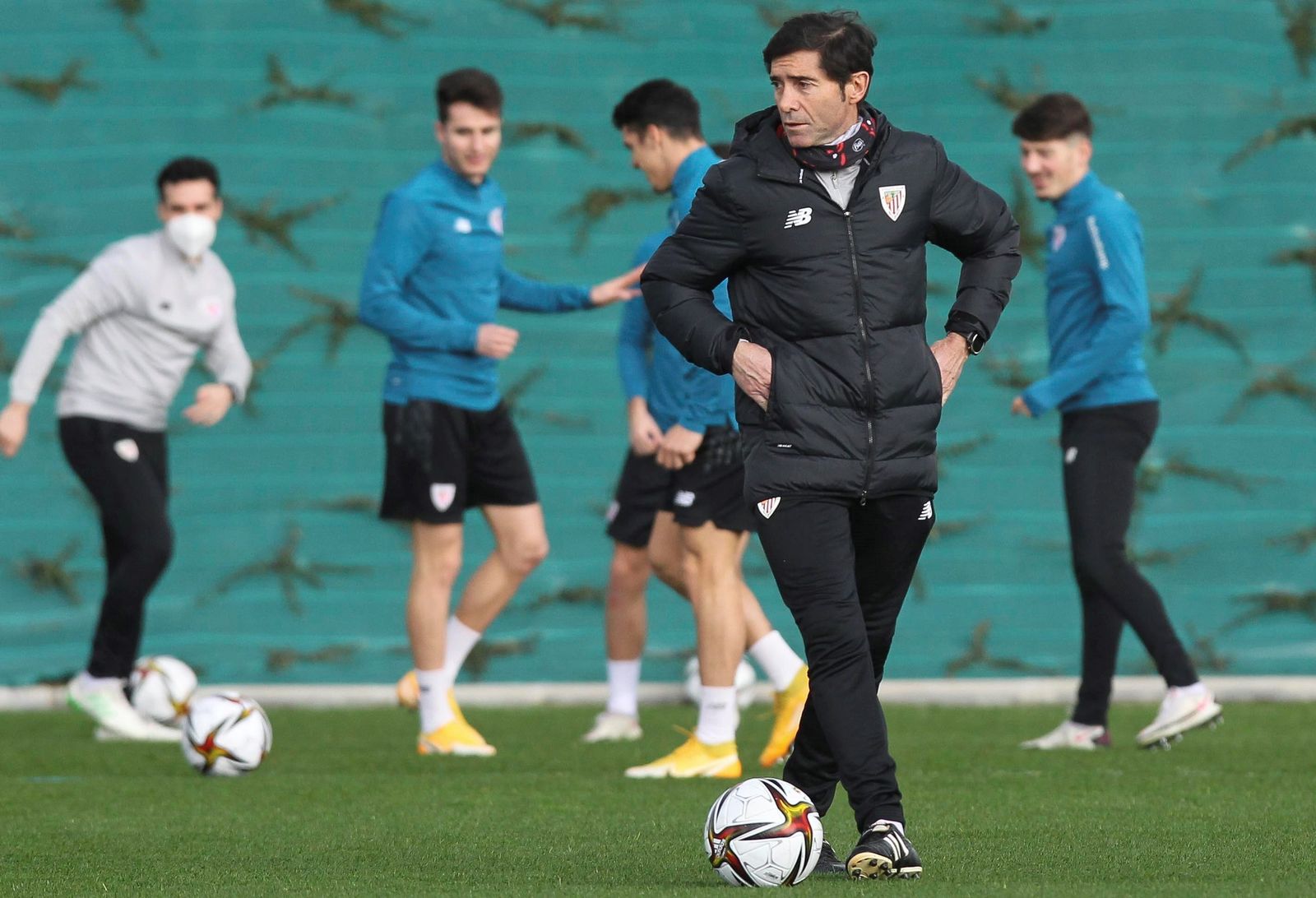 Marcelino García Toral dirige el entrenamiento del Athletic en Lezama.