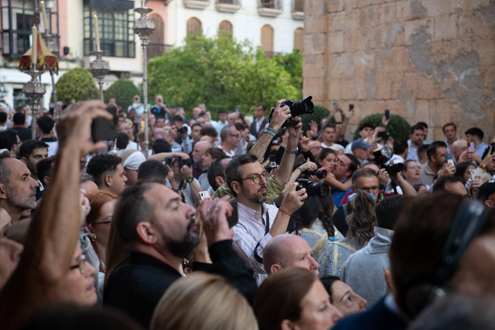 Una marea de devoción inunda Jaén al paso de la Magna, en imágenes