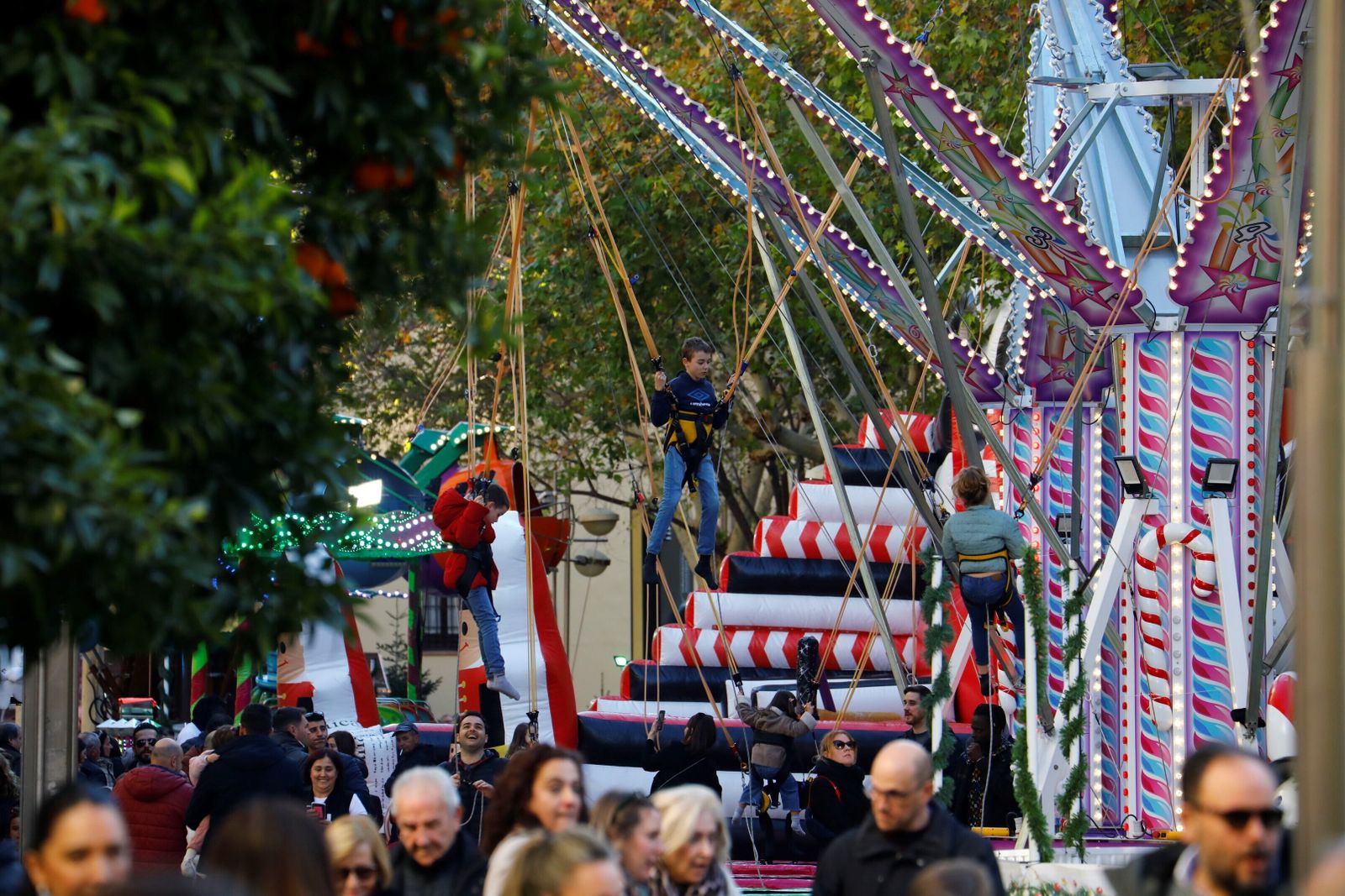 El gran ambiente en las calles de Córdoba en la previa de la Nochevieja, en fotografías