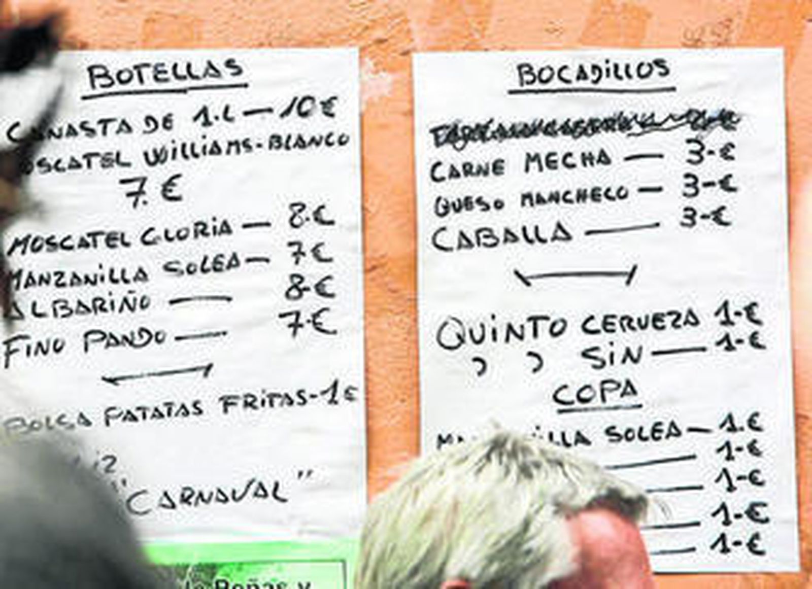 Un cartel de La Viña, en la mañana de ayer, donde aparece la tortilla borrada de carta.