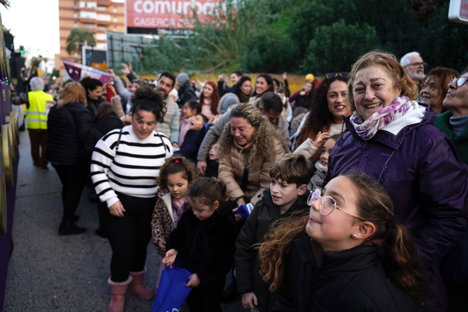 Búscate en las fotos de la cabalgata de Reyes Magos 2026 en Algeciras