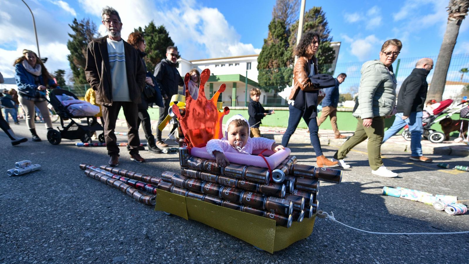 Un bebé en el Arrastre de Latas de Los Barrios de  2024.