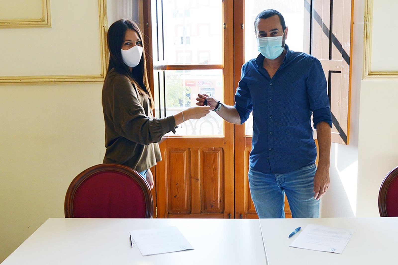 El primer teniente de alcalde, Miguel Beltrán, entrega las llaves a la nueva viverista.