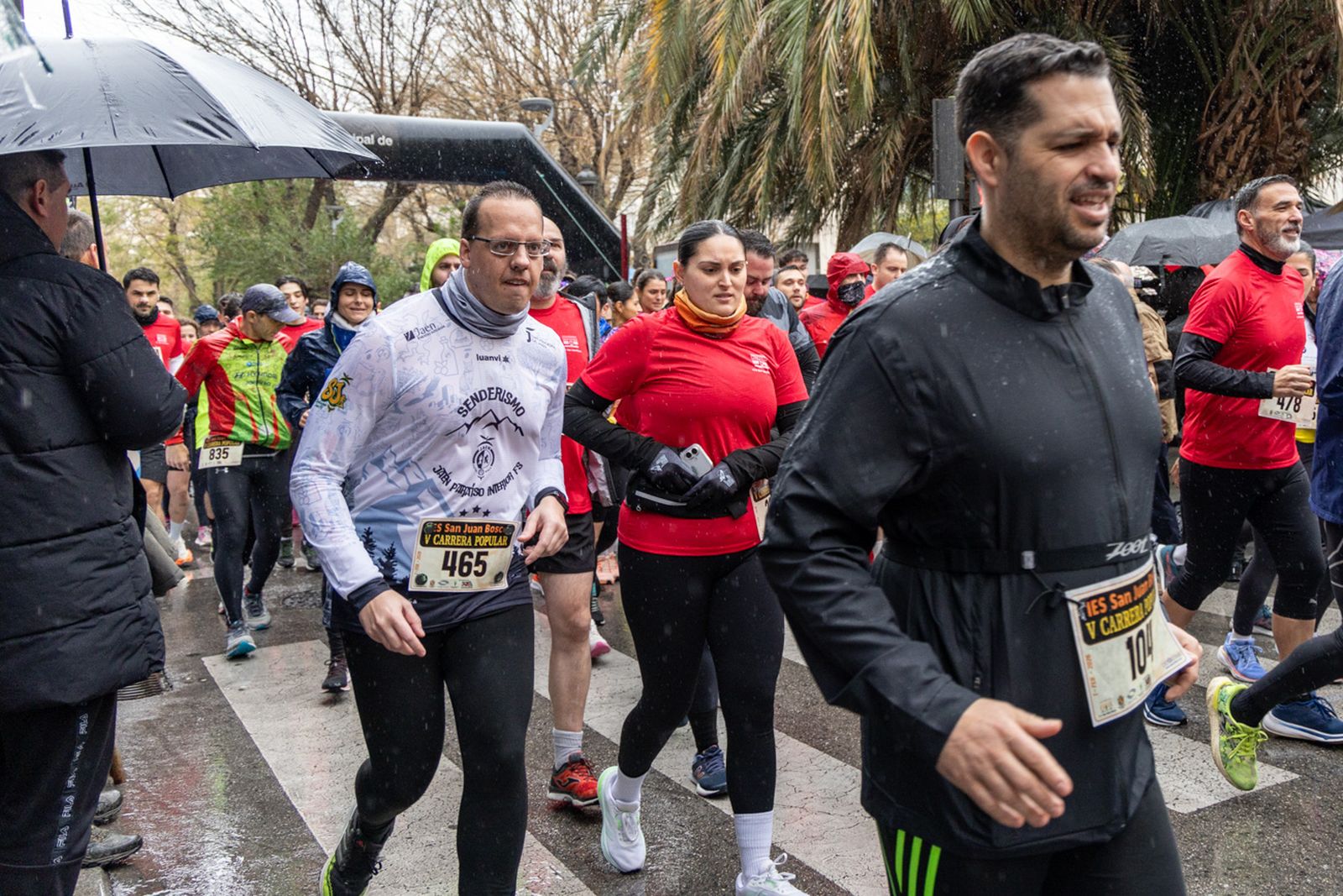 En imágenes: la lluvia no frena a más de un millar de corredores en la V Carrera Popular del IES San Juan Bosco (1)