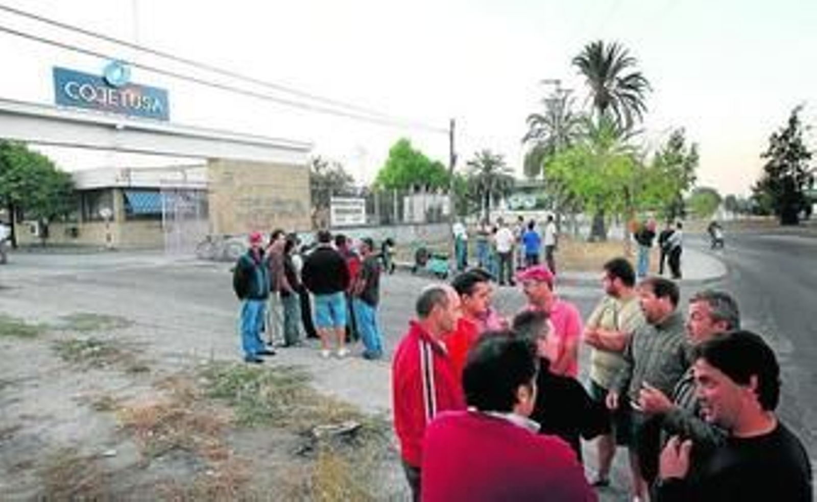 Trabajadores de Cojetusa se concentran a las puertas de los garajes ayer por la mañana, una vez que éstos ya fueron abiertos.
