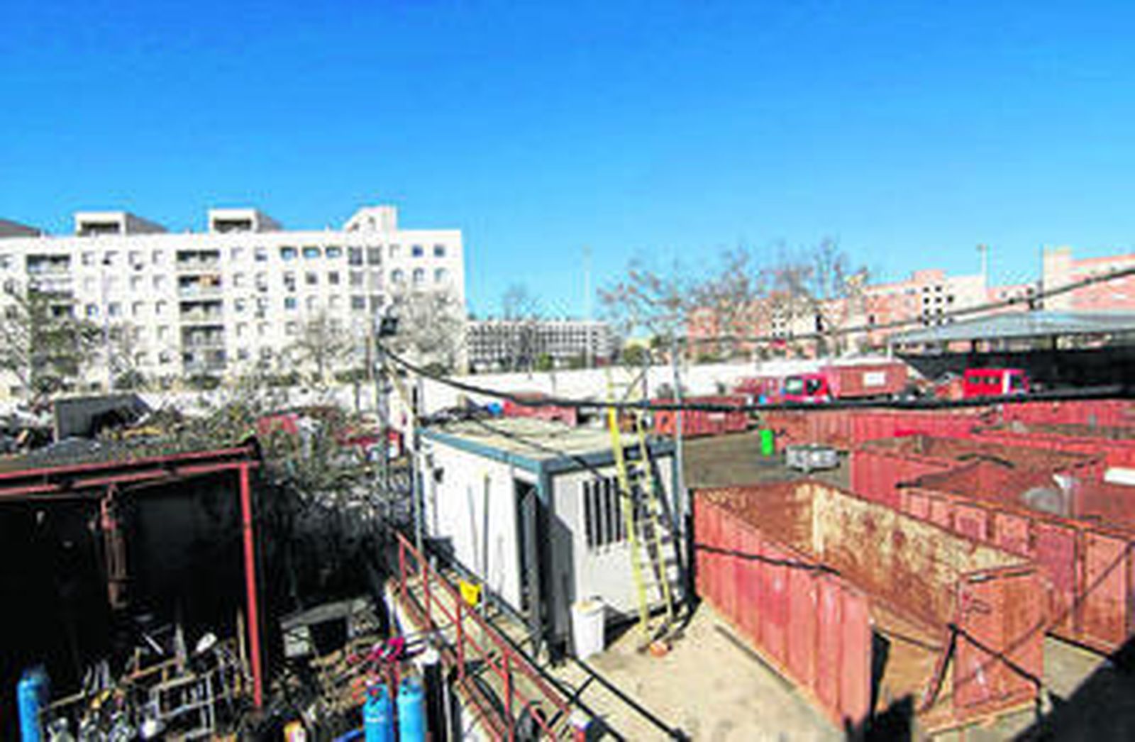 Vista de la parcela propiedad de la empresa HMR, frente a los pisos de siete alturas de la avenida de San Jerónimo.