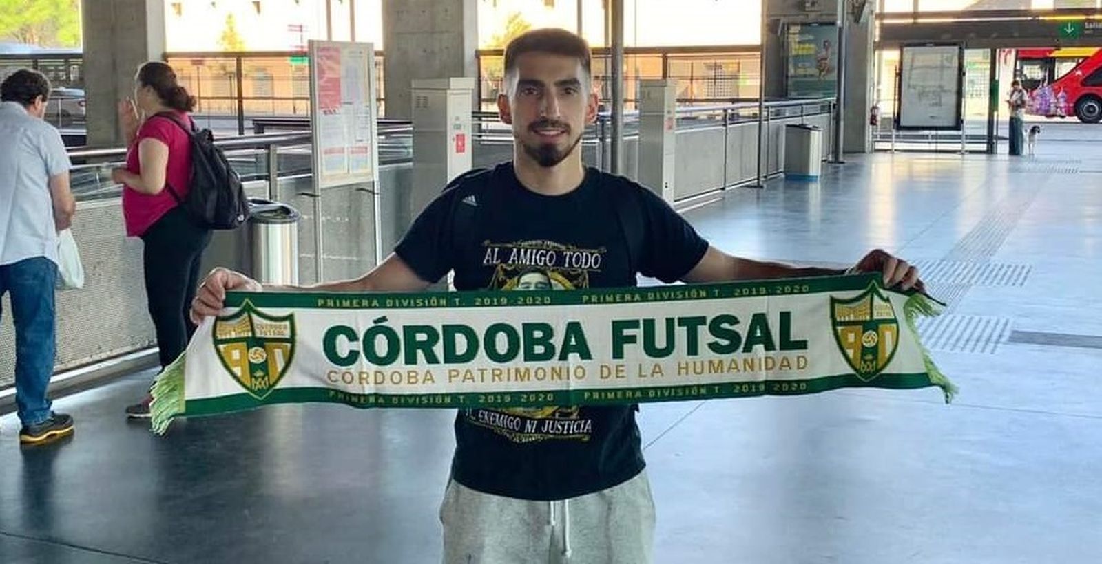 Lucas Bolo, a su llegada a la estación de trenes de Córdoba.