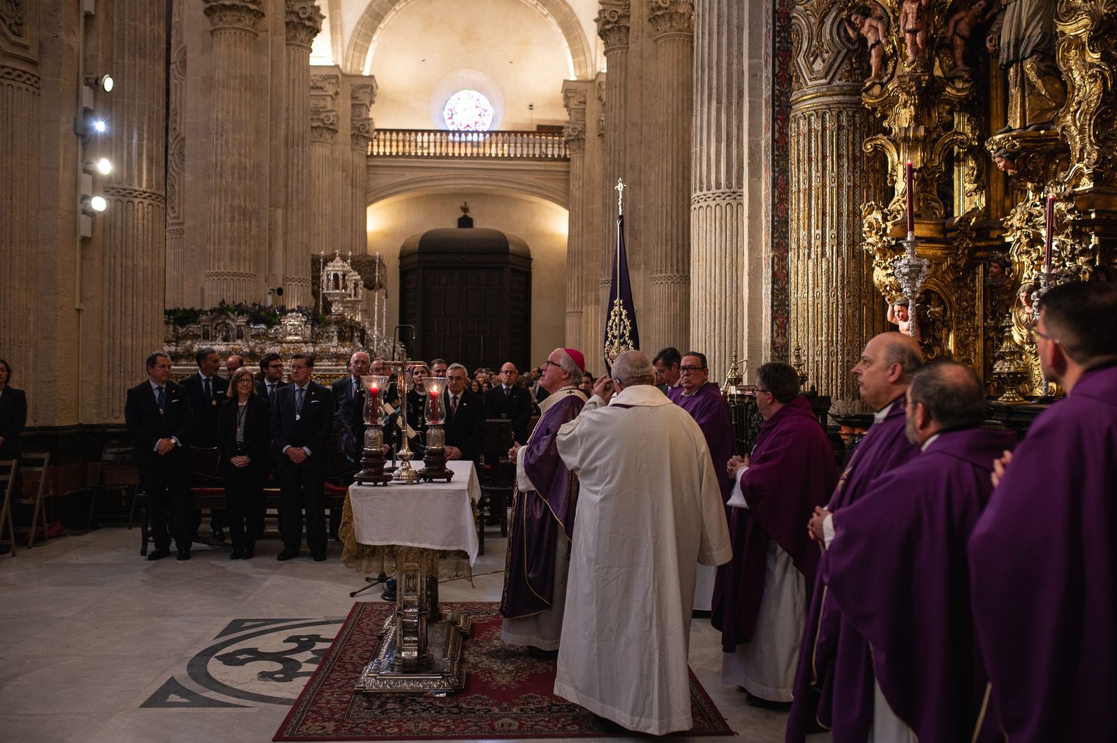 El traslado del Señor de Pasión a su paso, en imágenes