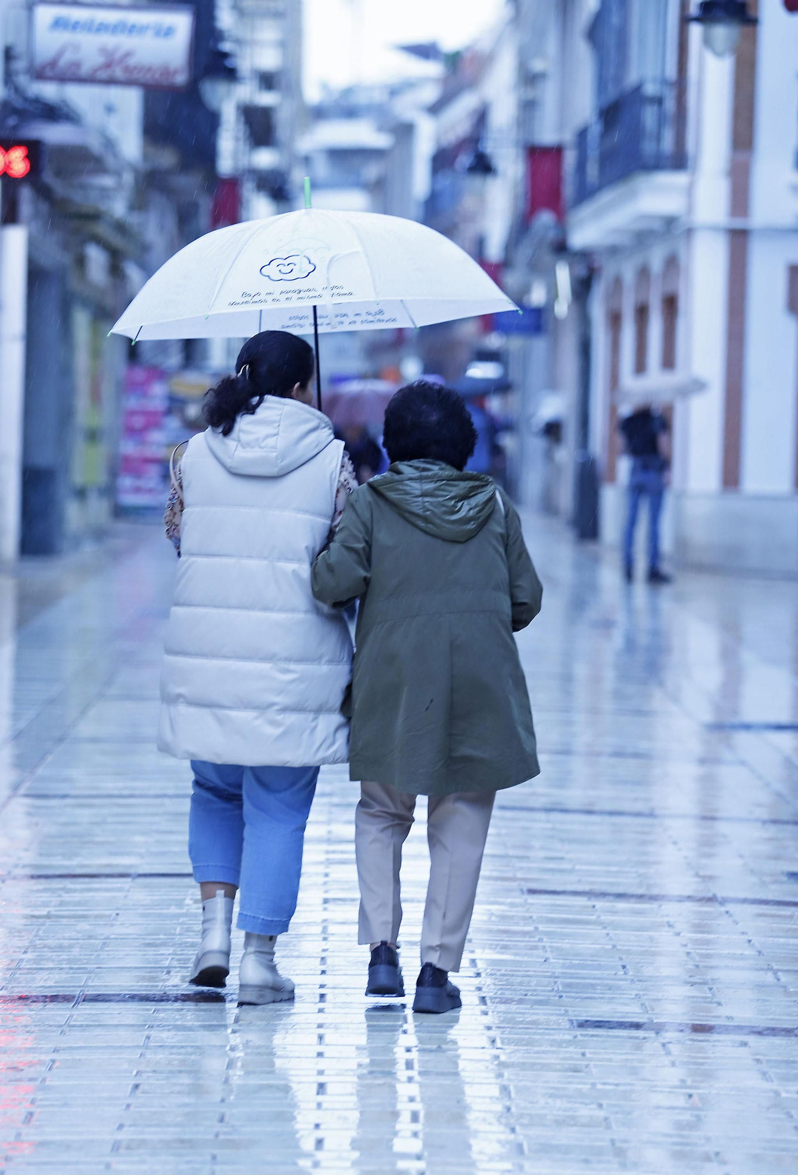 Imágenes de la mañana lluviosa de domingo en Huelva