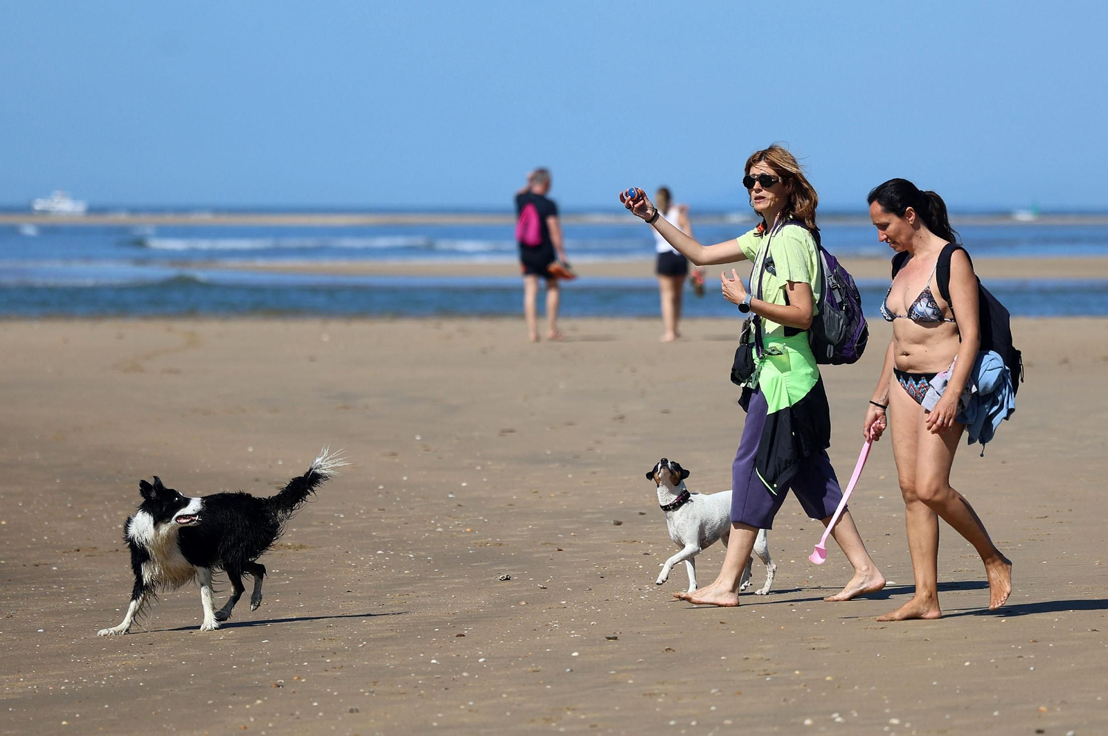 Imágenes del ambiente en las playas de Huelva durante la mañana
