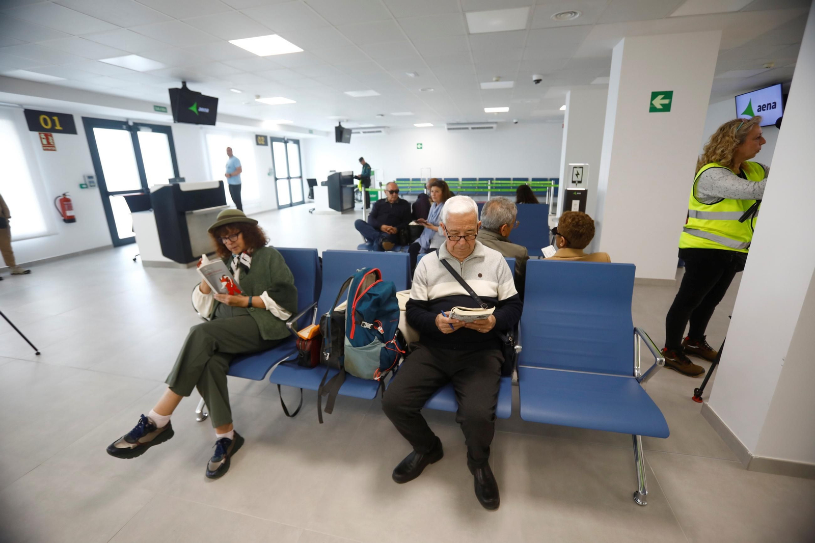 El aeropuerto de Córdoba recibe el primer vuelo de Binter desde Canarias, en imágenes
