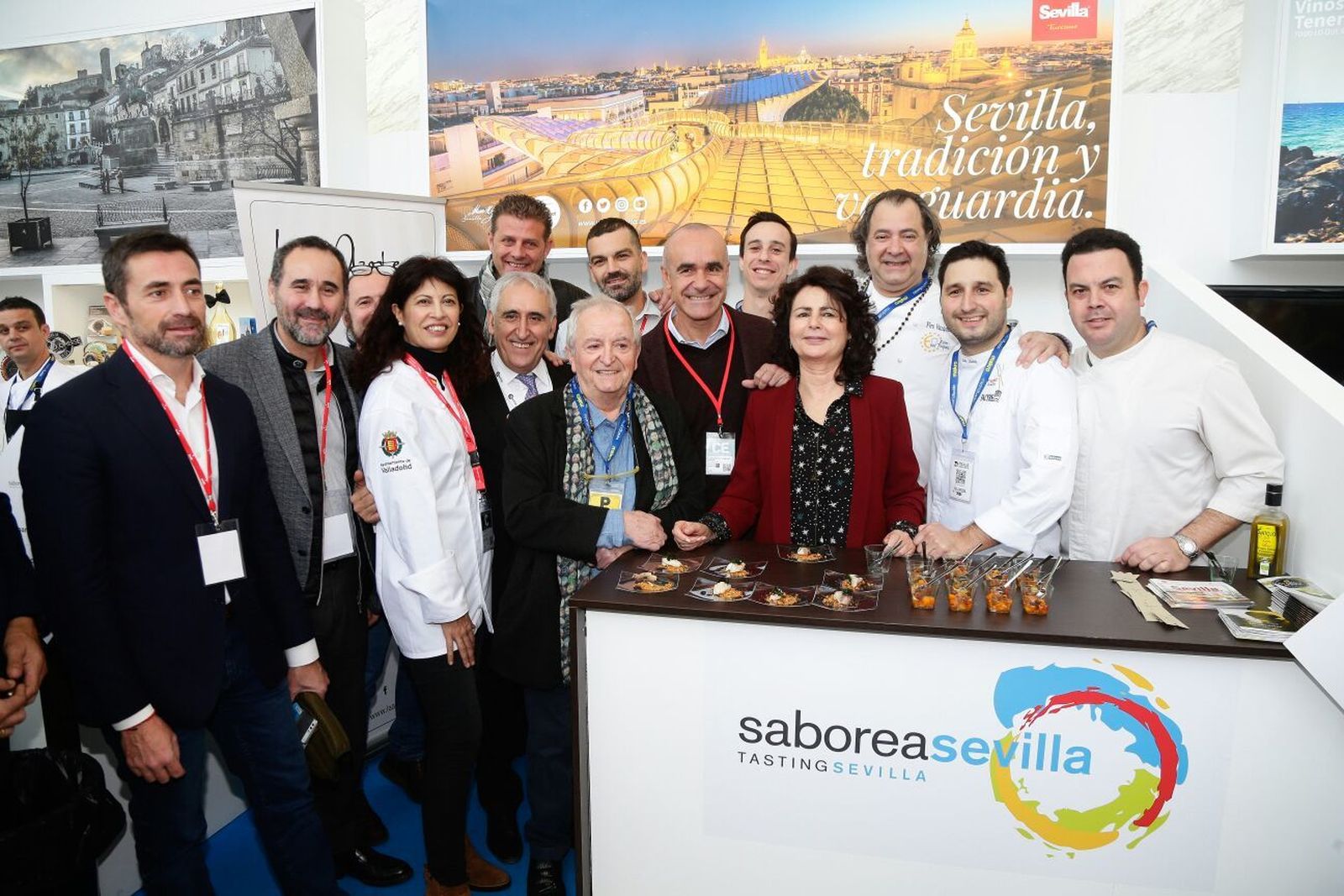 Los responsables de Turismo en Sevilla y del sector, junto con el chef Juan Mari Arzak y la secretaria de Estado de Turismo, Matilde Pastora Asian, en el stand de Sevilla en Madrid Fusión.
