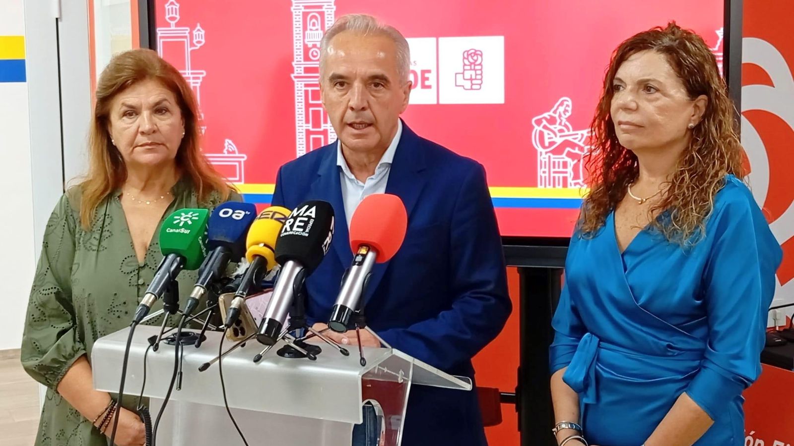 Alfonso Moscoso, flanqueado por Ana Jarillo y Paqui Pizarro.