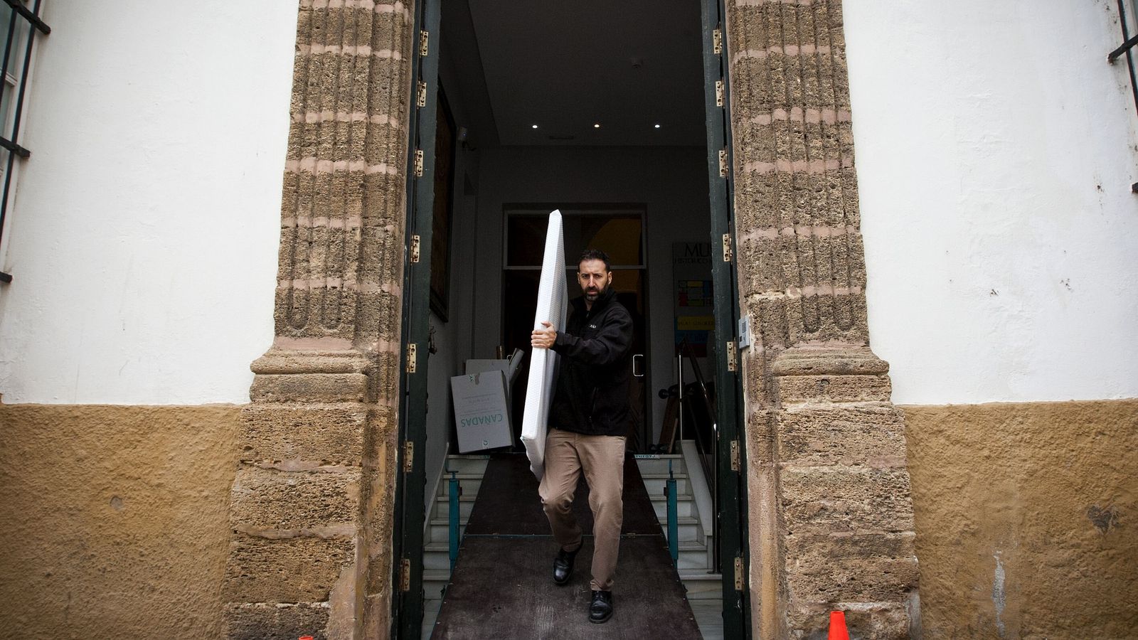 Traslado de los fondos del Museo Histórico Municipal, en una imagen de archivo.