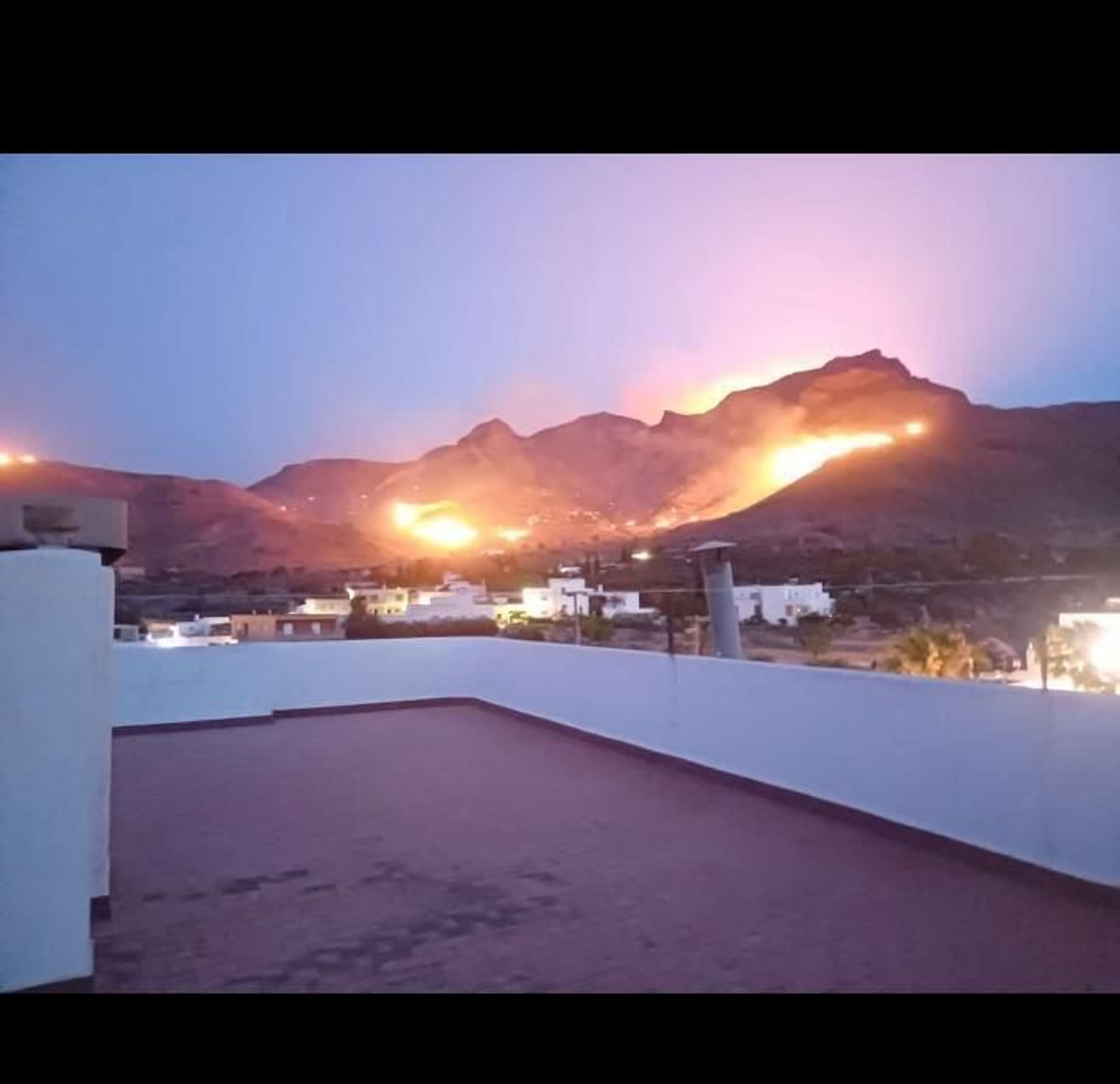 Imágenes del primer gran incendio en Almería a las puertas del verano