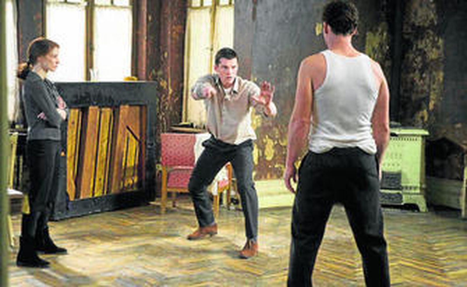 Arriba, un fotograma de 'La deuda'. Colin Farrell protagoniza 'Noche de miedo', la puesta al día de un clásico de terror juvenil de los 80. Abajo, Depardieu, en la historia de amor de 'Mammuth'.