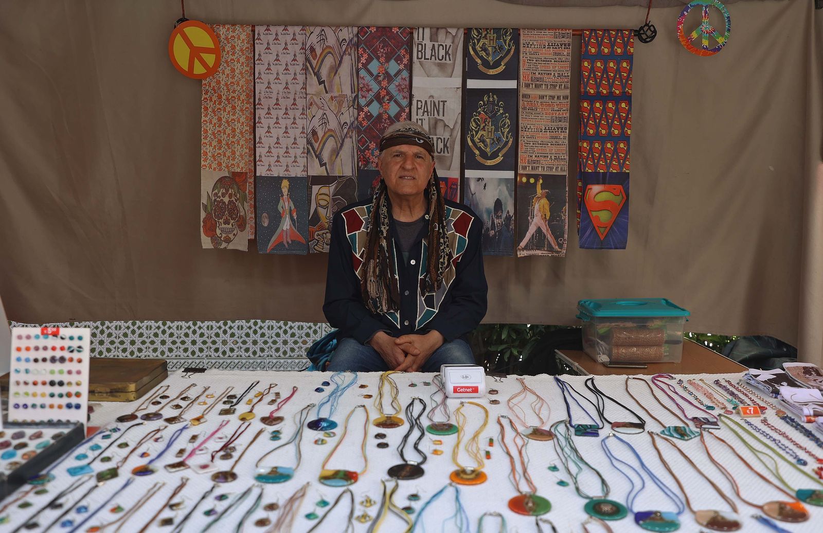 El mercadillo hippie de la Fiesta de la Primavera de La Línea, en imágenes