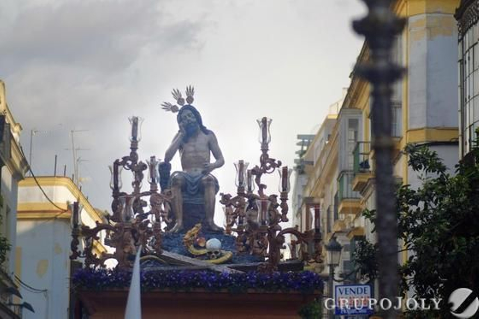 El Señor de Humildad y Paciencia, en su discurrir por la calle Medina bajo un cielo nublado.

Foto: Manu Garcia