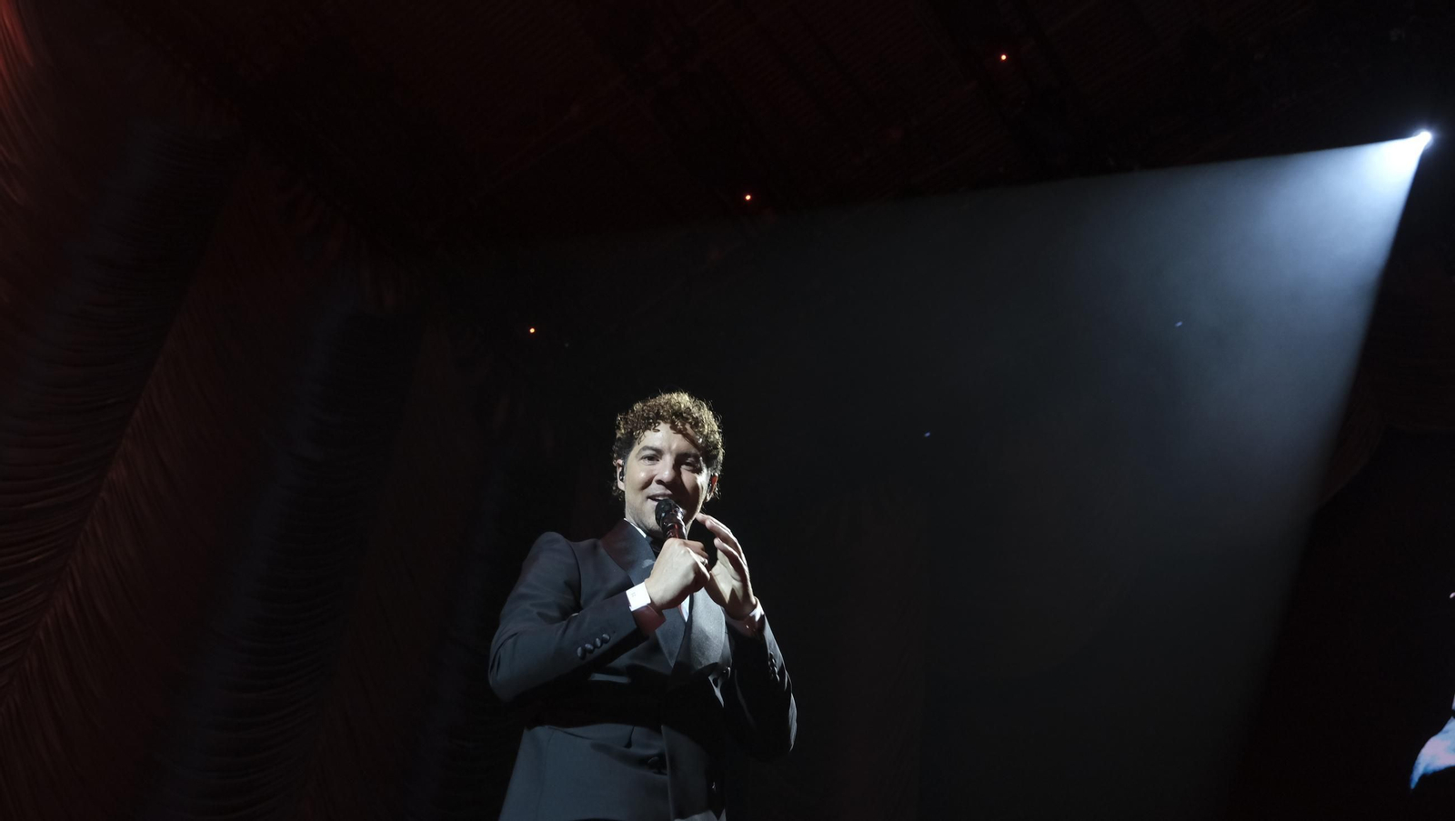 David Bisbal enamora a su Almería en el inicio de la gira 'Todo es Posible en Navidad', en fotografías