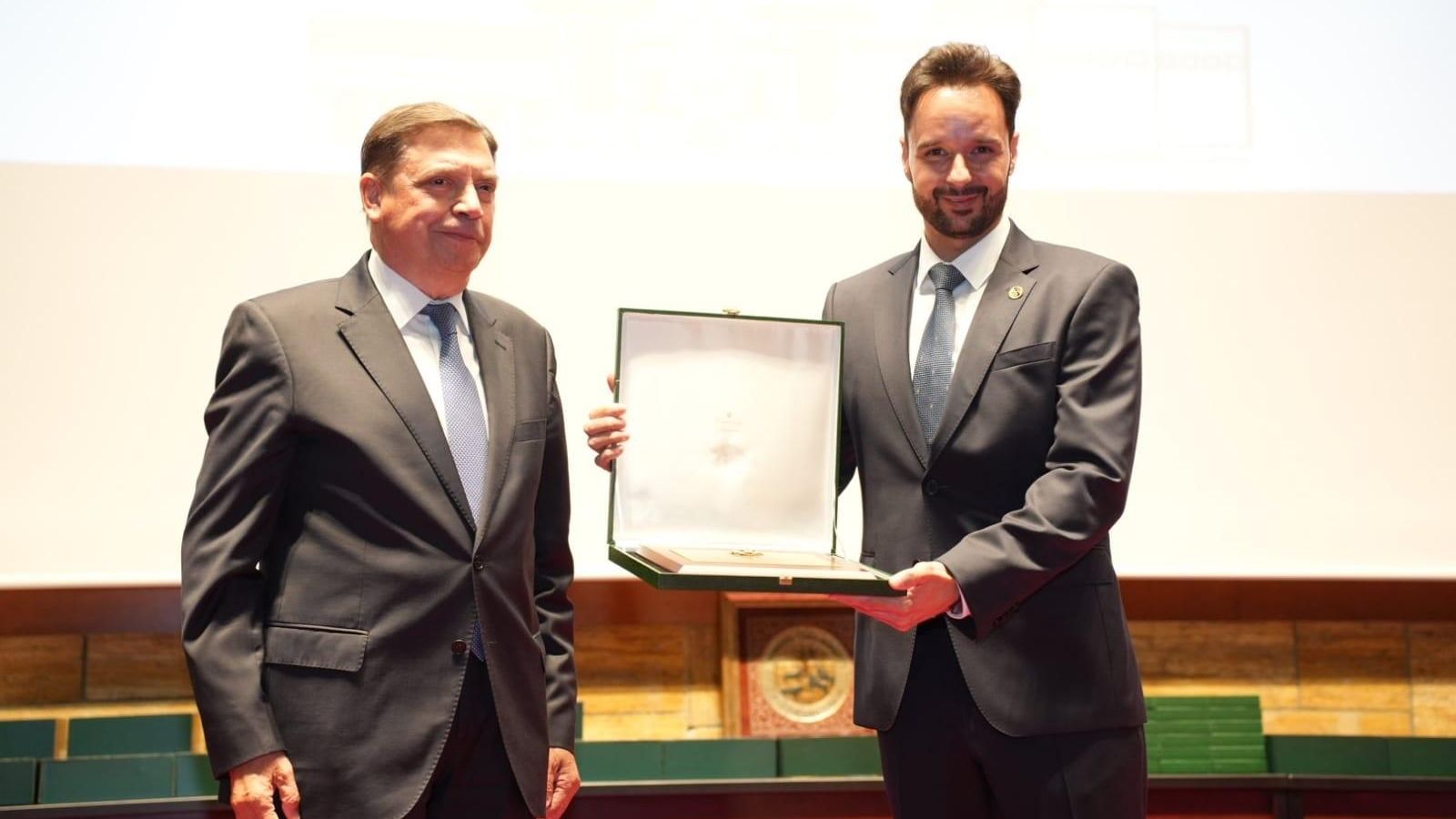 El ministro Planas entrega la placa al decano. El ministro Planas entrega la placa al decano.