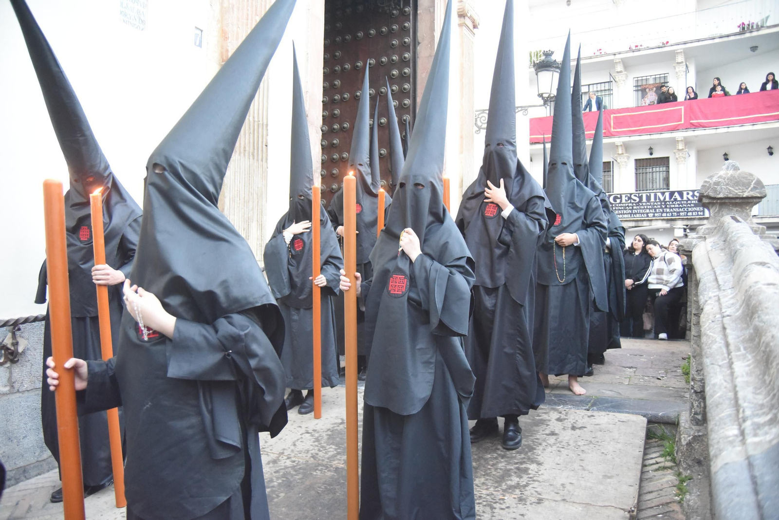 La procesión del Santo Sepulcro en este Viernes Santo de Córdoba, en imágenes