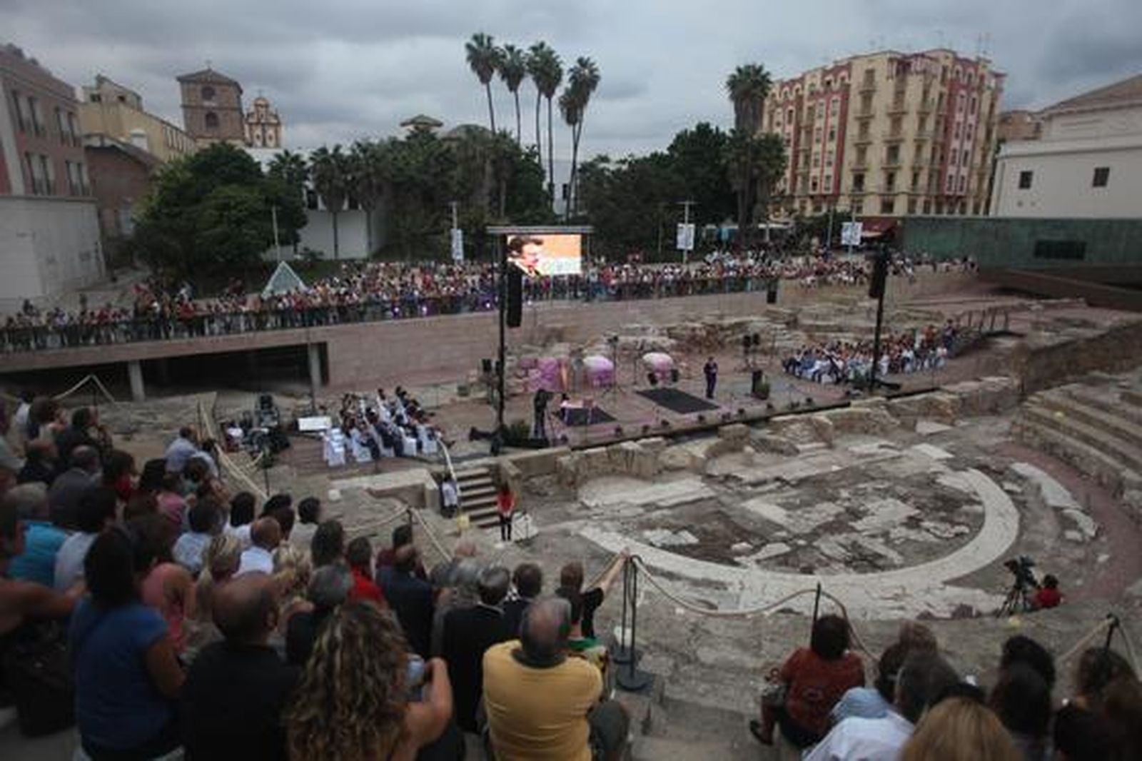 Las gradas del coliseo estrenaron aforo ante unos 400 invitados a un acto simbólico como la guitarra de Daniel Casares y el predicado de Carlos Álvarez como reclamo

Foto: Sergio Camacho