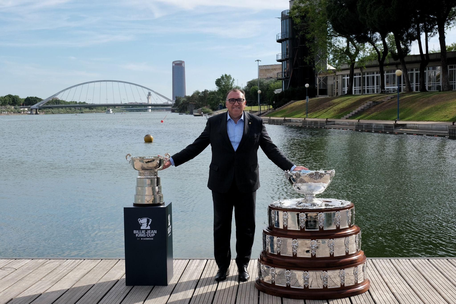 El consejero posa con los trofeos.
