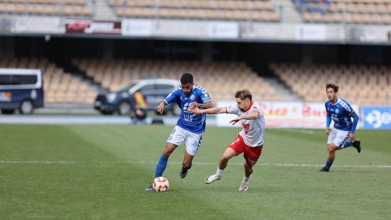 Fran Núñez ocupó en la derecha el puesto del sancionado Jacobo.