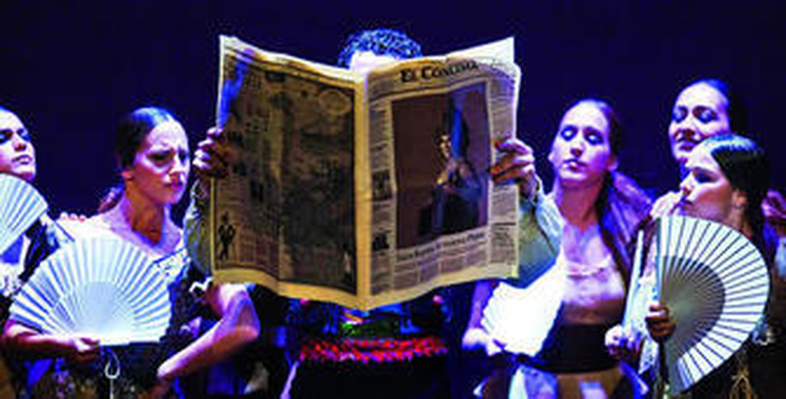 José Serrano con el número 1 de 'El Conciso', y rodeado por las chicas del cuerpo de baile, en una de las escenas del espectáculo 'La Pepa'.