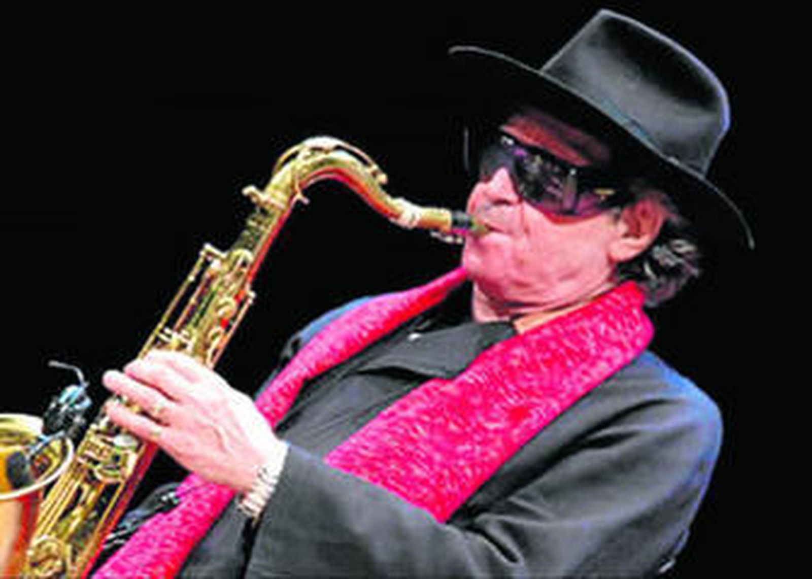 Gato Barbieri, con sus inseparables gafas ahumadas, sombrero negro de ala gaucha y su bufanda.