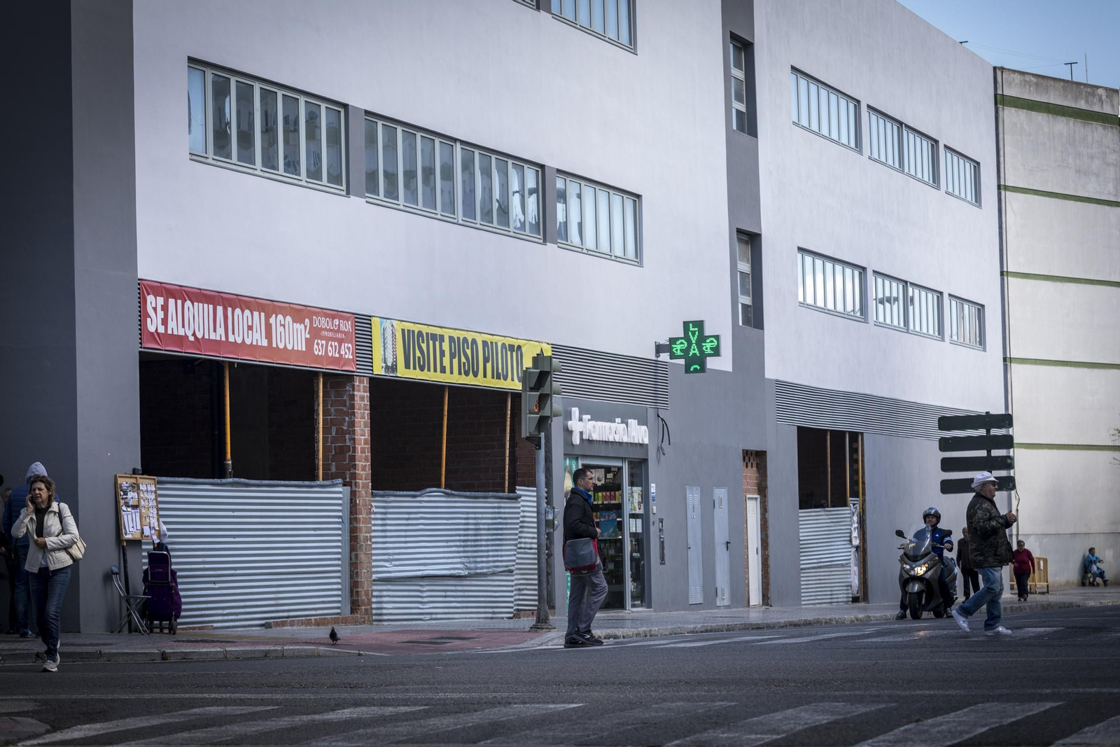 Locales en alquiler, plantas de uso municipal  y al fondo,  uno de los accesos al nuevo mercado.