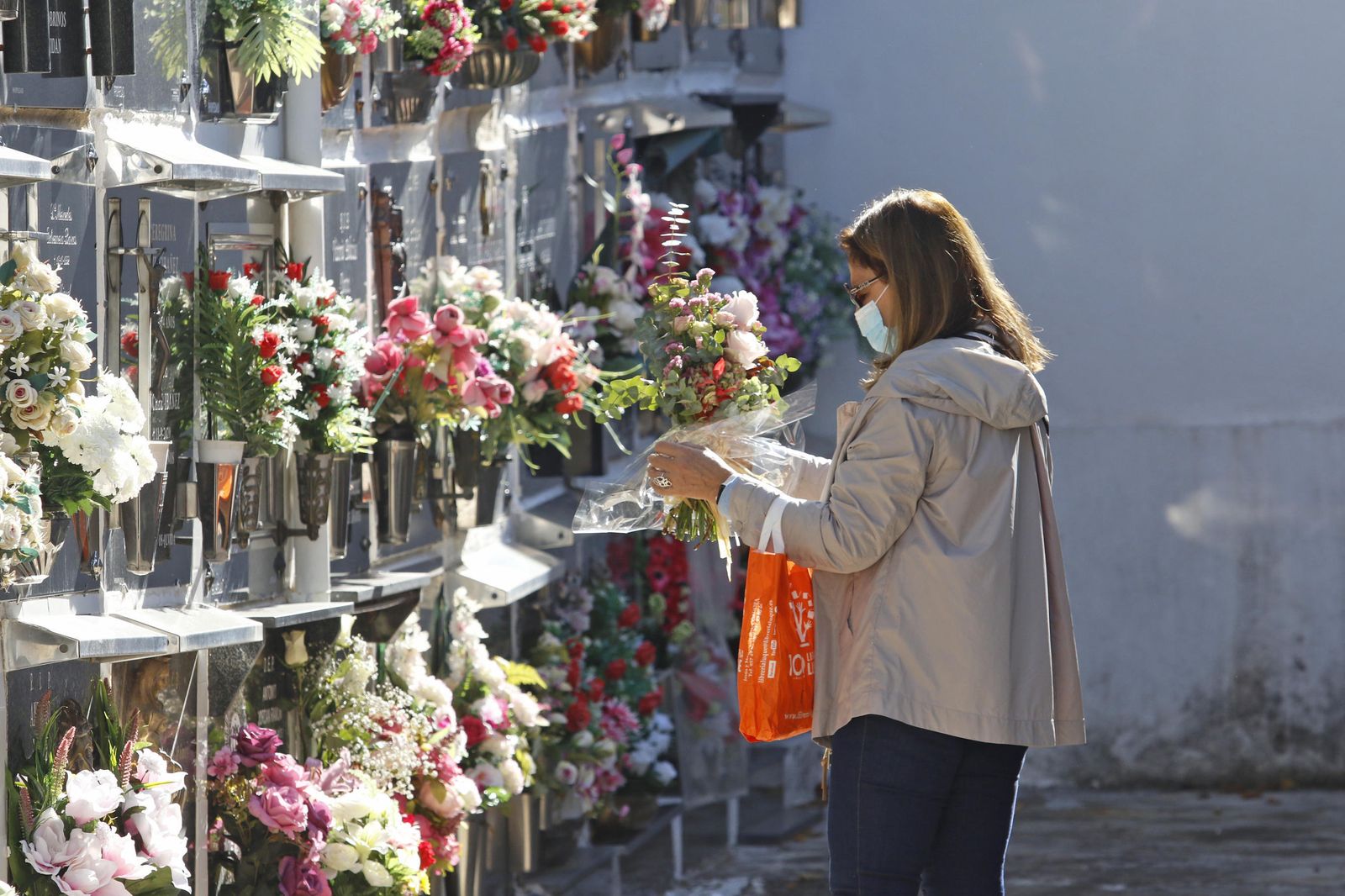 El covid-19 motiva un Día de los Santos de recogimiento en los cementerios de Córdoba